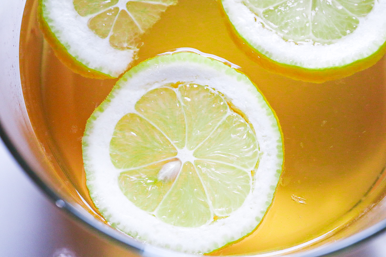 Eistee mit Limetten